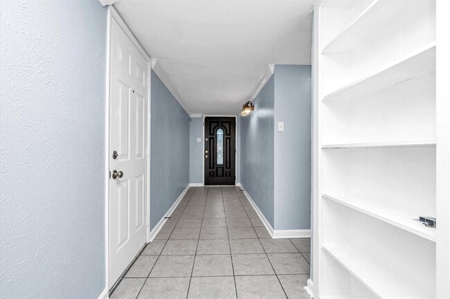 Building Photo - 18215 Navajo Trail Dr