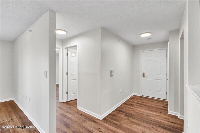 Foto del edificio - 6406 Shelton Circle