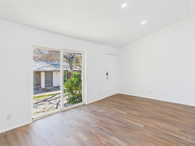 Building Photo - 1303 Hollow Creek Dr