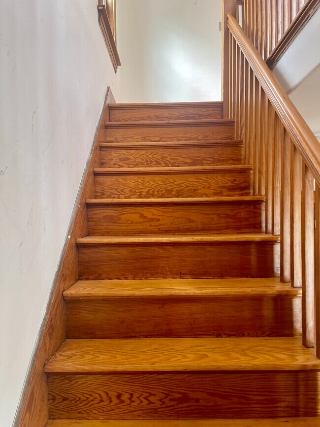 Front Entrance - 348 Rollstone St