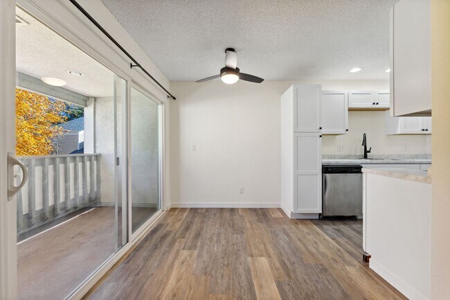 Foto del edificio - Updated Condo in Expo Park!