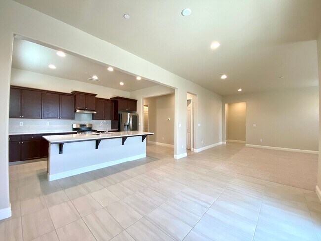 Foto del edificio - $2,495 Leonard & Ashlan, 3 Bedroom Home - ...