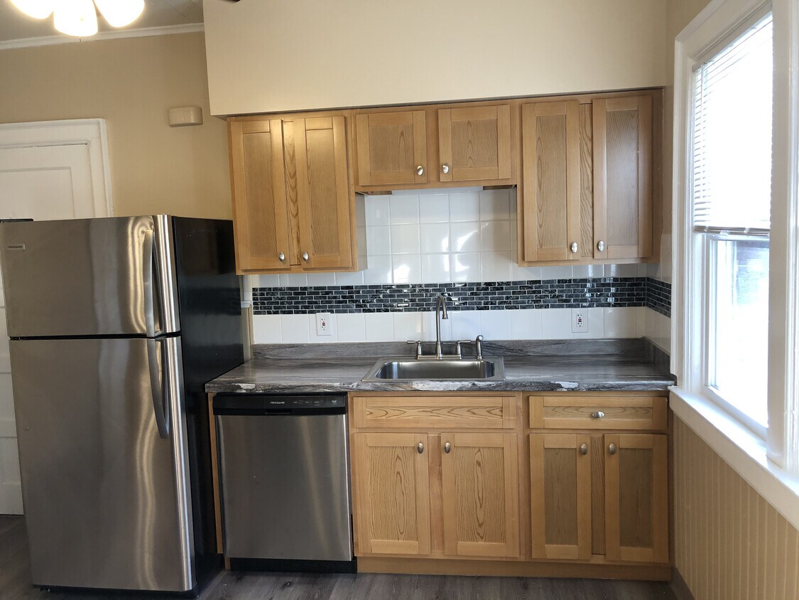 Primary Photo - 100 Lancaster Ave
