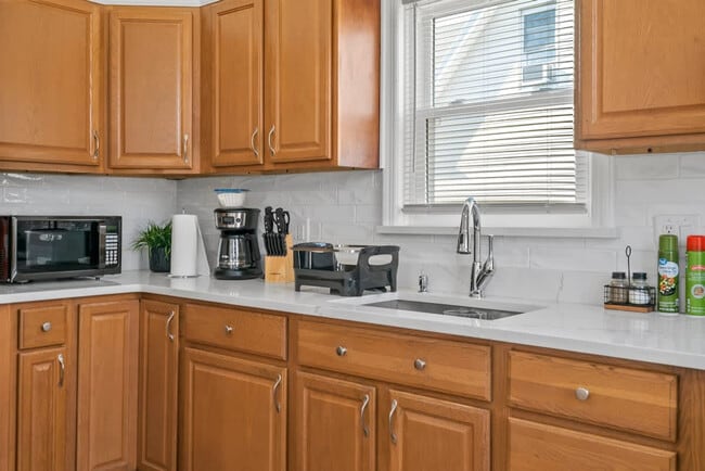 Building Photo - 1622 Union Turnpike