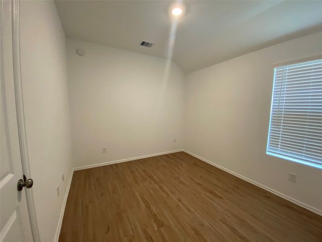 Foto del edificio - 2010 Ballesteros St