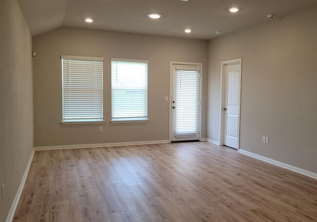 Building Photo - 417 Shiner Ln
