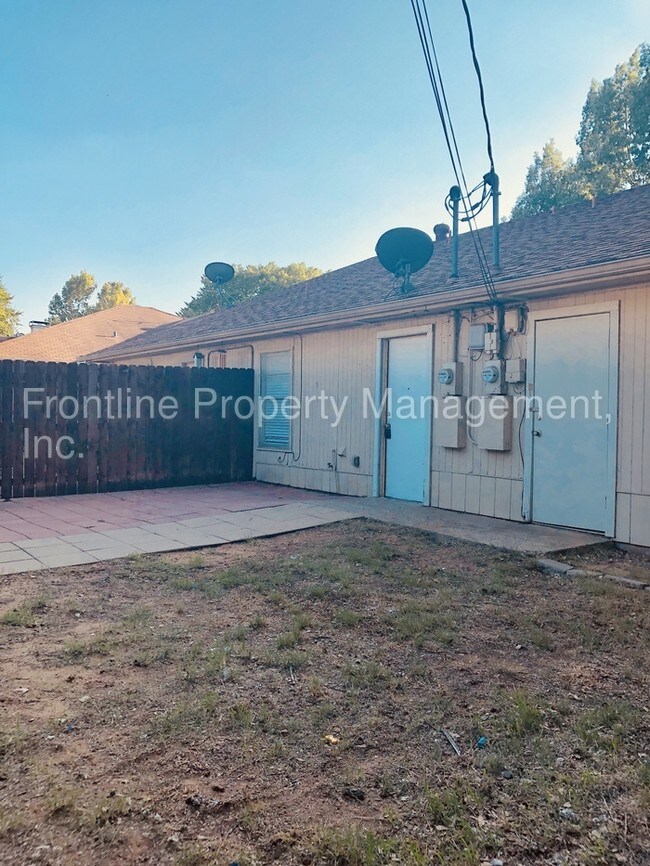 Building Photo - Three bedroom duplex ready for move in