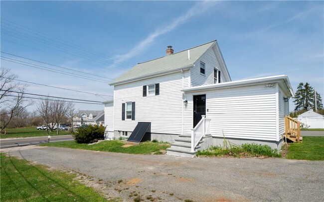 Building Photo - 655 Aquidneck Ave