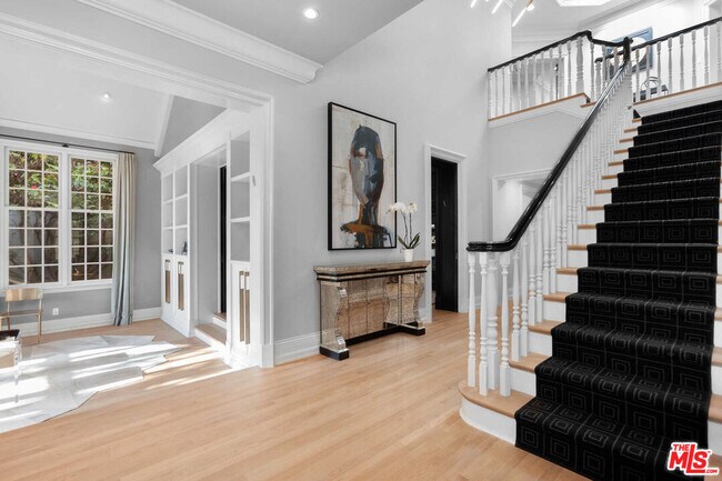 Building Photo - 718 N Rexford Dr