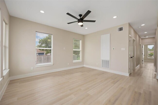 Building Photo - 819 E 40th St