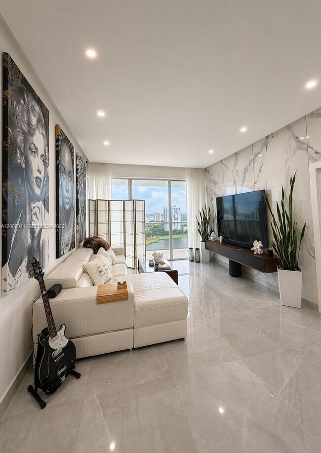 Foto del edificio - 3731 N Country Club Dr