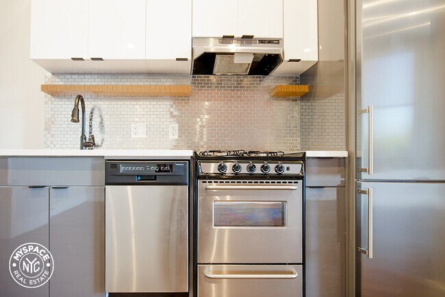 Foto del edificio - 60-15 Myrtle Ave