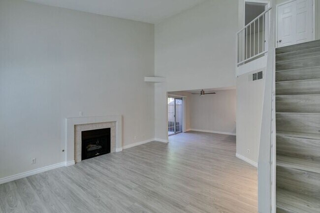 Foto del edificio - Highly upgraded Henderson Townhouse with 2...