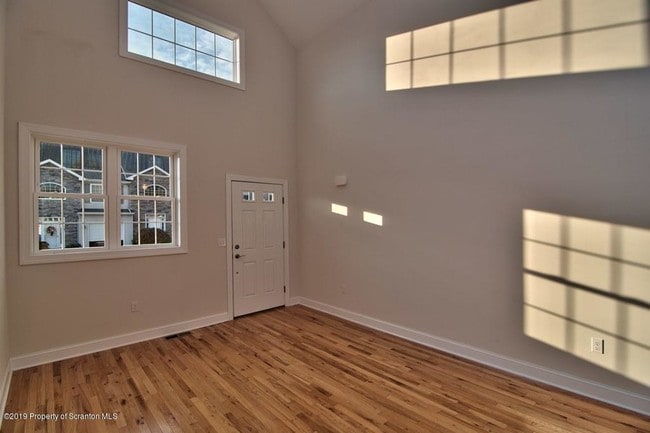 Building Photo - 51 Grandview Dr