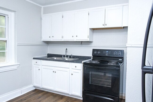Building Photo - Charming 2-Bedroom Cottage in Chattanooga ...