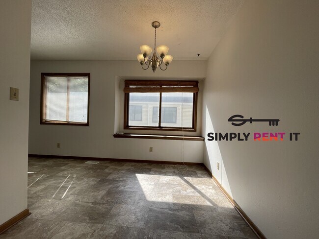 Building Photo - Huge 3 Bedroom Duplex in Ames, Aug 1st
