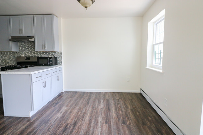 Dining Area. - 4110 Throggs Neck Expy