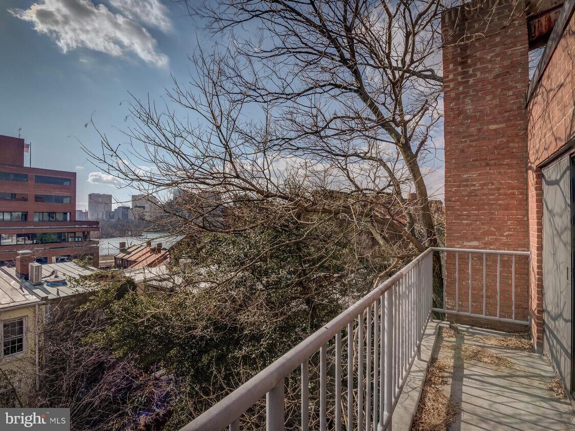 Primary Photo - 3210 Grace St NW
