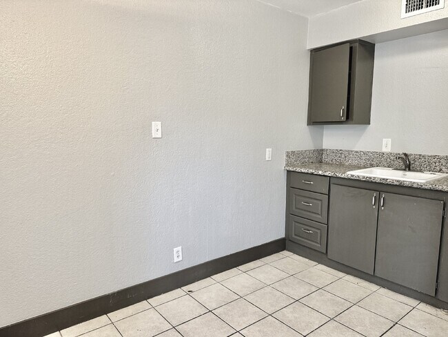 Foto del edificio - Chic 2-Bedroom Condo in Heart of Las Vegas...