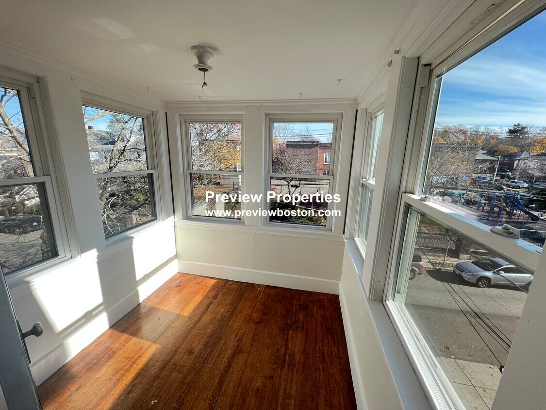 Primary Photo - 62 Turner St