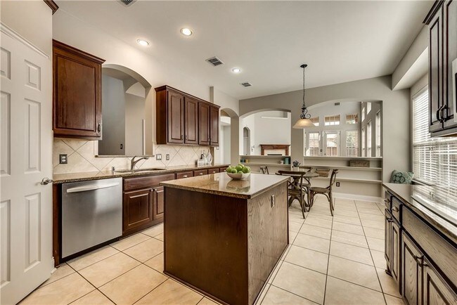 Building Photo - 2784 Forest Manor Dr