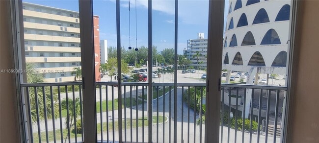 Foto del edificio - 1710 NE 191st St