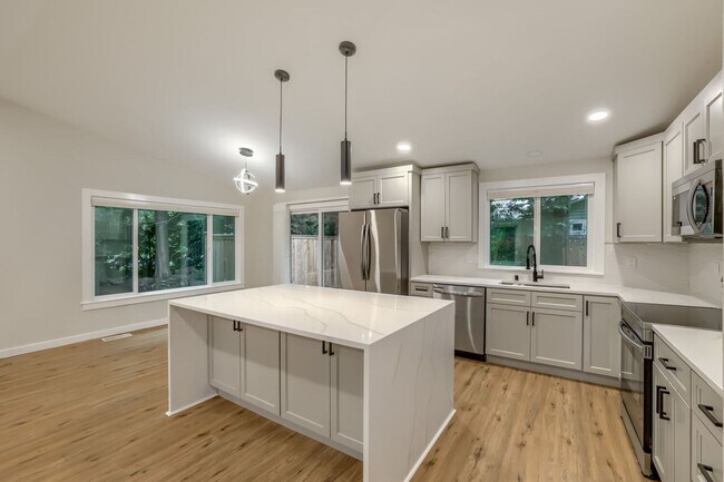 Building Photo - Bright & Charming 4bed/2.5bath in Desirable Edmonds Neighborhood!