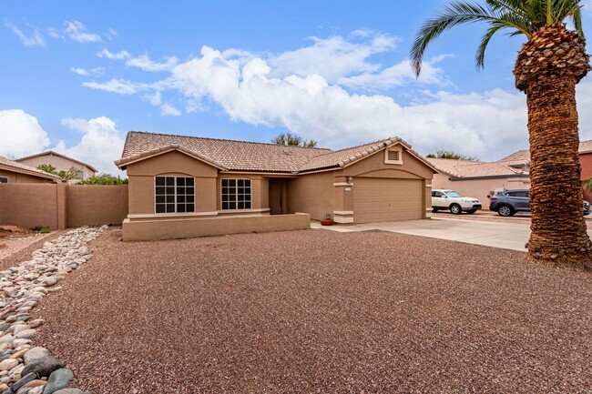 Foto del edificio - Single Level Pool Home Available Now