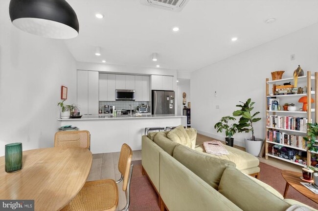 Building Photo - 2007 Cambridge St