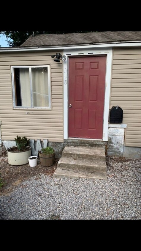 Foto principal - Super Cute, Cozy 2BR/1BA House - Large Yard