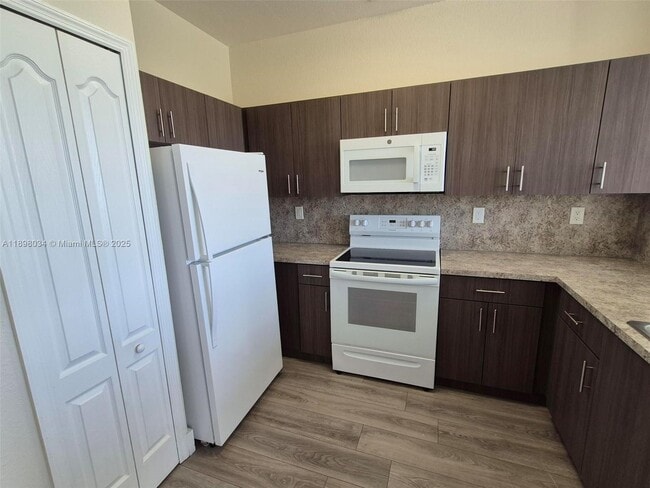 Foto del edificio - 17820 NW 73rd Ave