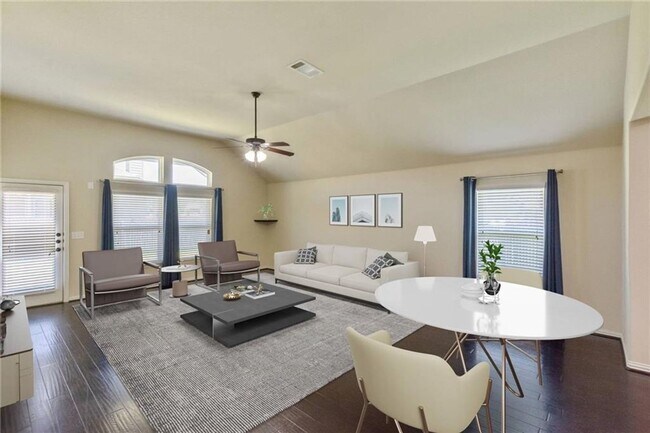 Foto del edificio - One-and-a-half story, 4 bedroom home - Available early June!