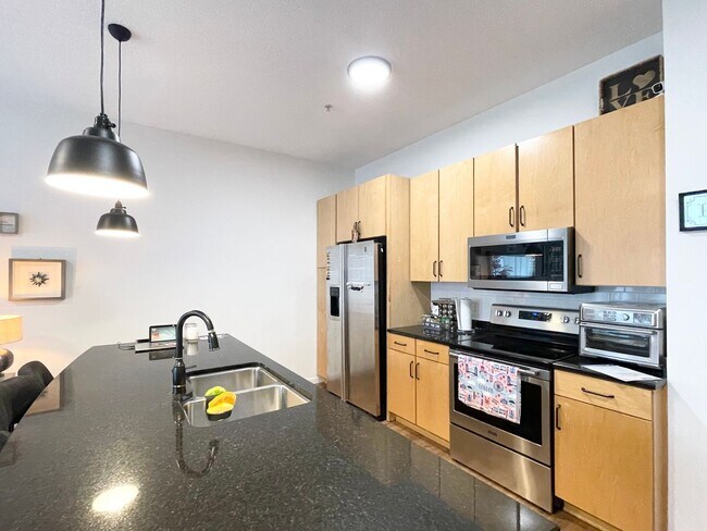 Foto del edificio - Luxury Condo Living in the Heart of Excelsior & Grand - Underground parking -Available NOW!
