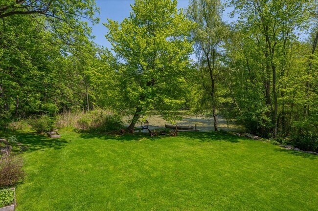 Foto del edificio - Stunning Updated Home with Private Pond Views in Chappaqua