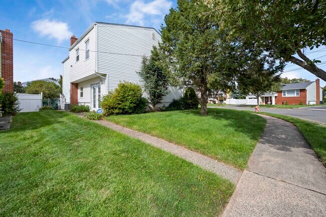 Building Photo - 2310 Desisto Dr