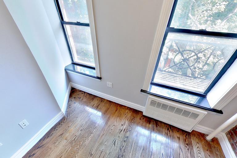 Foto del edificio - 420 E 9th St