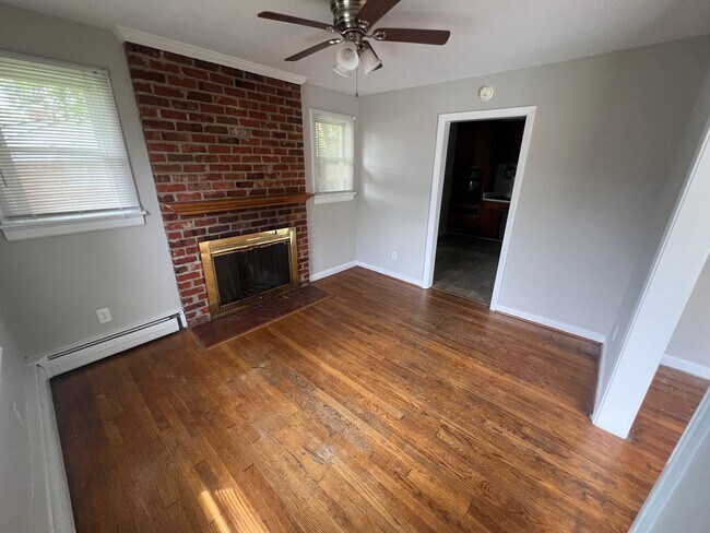 Foto del edificio - Very Spacious 3 bdrm/1 bth House Located i...