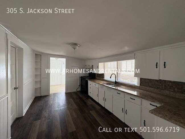Building Photo - 305 S Jackson St