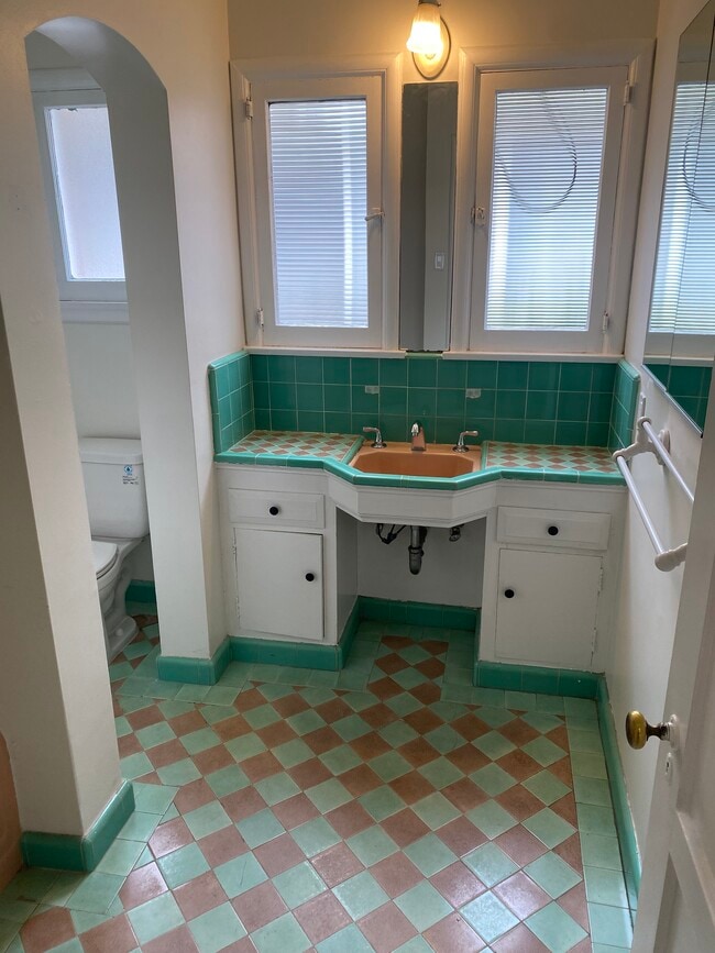 2nd full bath - 11147 La Maida St