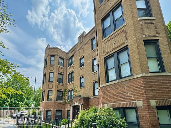 Building Photo - 4208 N Clark St