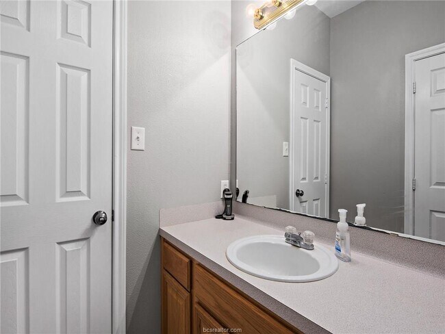 Building Photo - 237 Navarro Dr