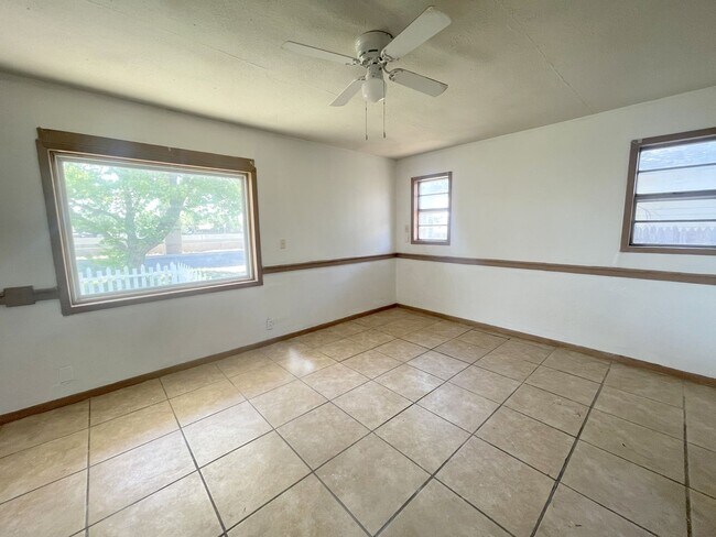 Foto del edificio - 2120 Canyon Dr