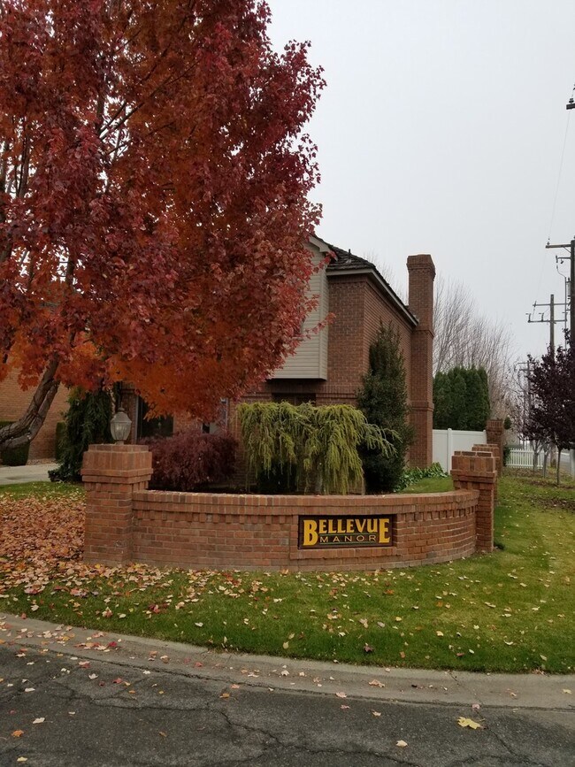 Building Photo - Bellevue Manor 2br 2ba Double garage