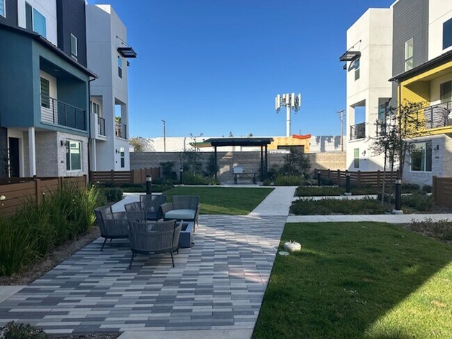 Building Photo - Beautiful Newly-Built 2023: 3 Bedroom 3.5 Bathroom Attached Tri-Level Townhouse With Den