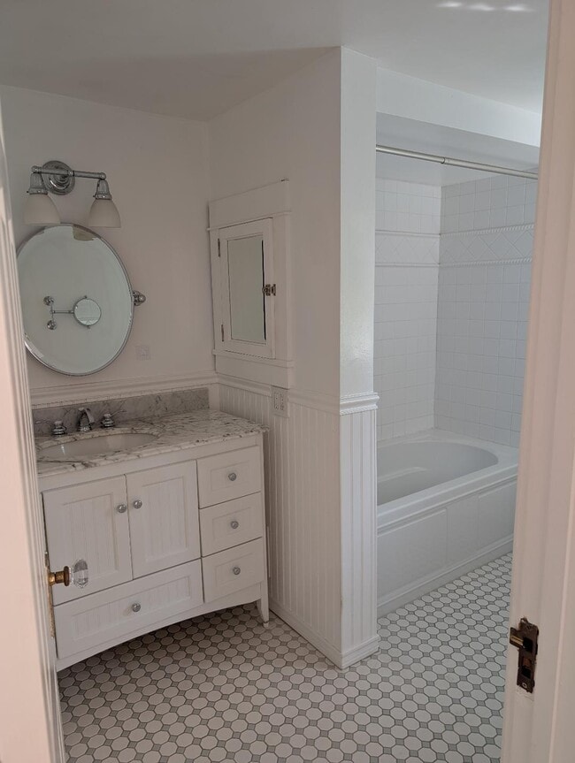 Building Photo - 4804 La Villa Marina