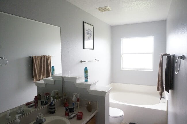 master bathroom, 1st floor - 9683 Hollyhill Drive