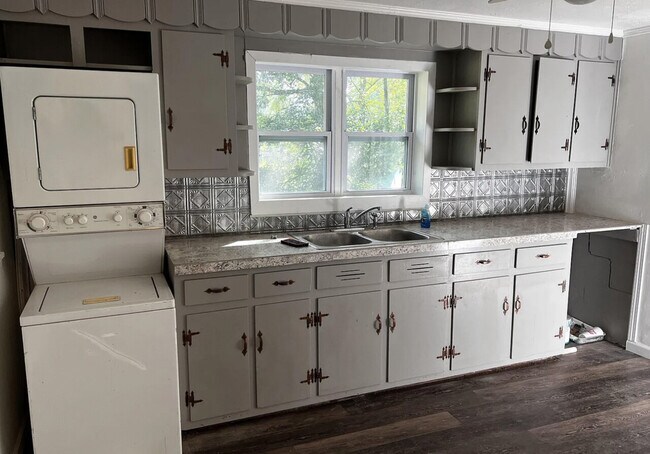 Building Photo - 320 Forest Dr