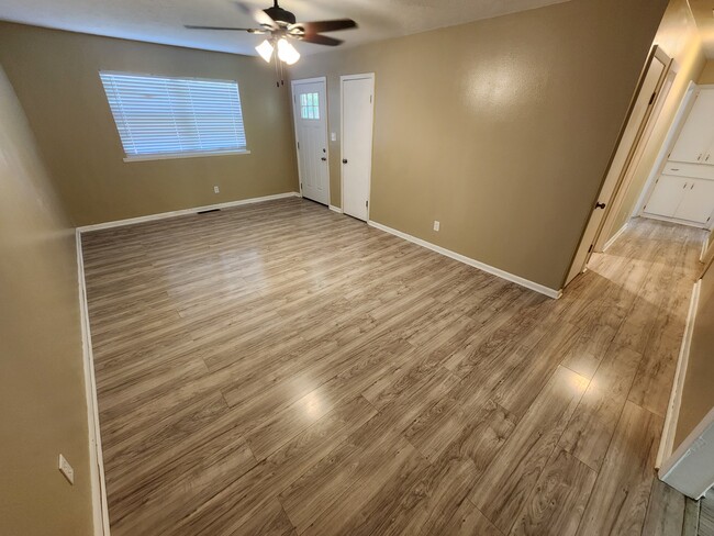 Building Photo - 925 N Linda Ave