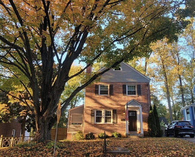 Building Photo - Updated 3b/2ba Colonial in Chevy Chase!