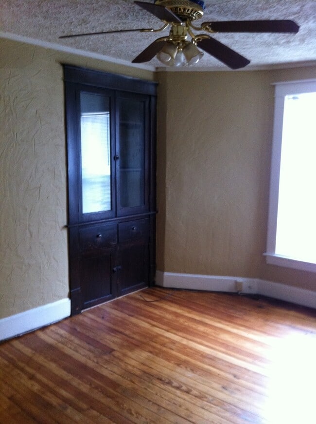 Building Photo - 1 Bedroom Apartment w/ Balcony in Downtown Lafayette
